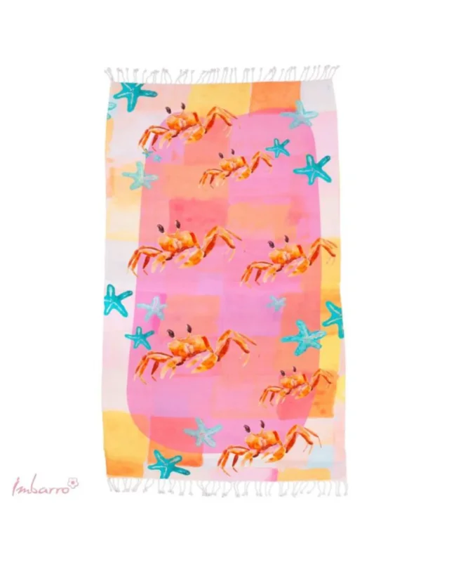 Das Hammamtuch Crabs 100x200 von Imbarro mit sieben unterschiedlich großen orangefarbenen Strandkrabben und blauen Seesternen. Das Tuch ist farbenfroh gestaltet in Pastelltönen von Rot über Pink bis zu Violett und Hellblau.