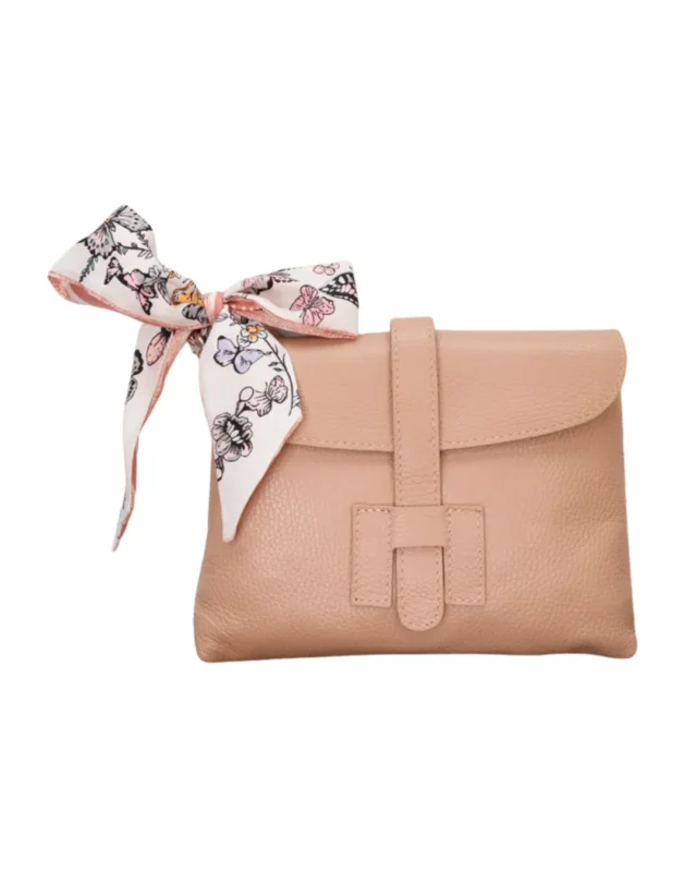 Frontansicht der Puder farbenen Ledertasche "Isabella" vom Südstrand mit hellem floralen Bandana vor weißen Hintergrund.