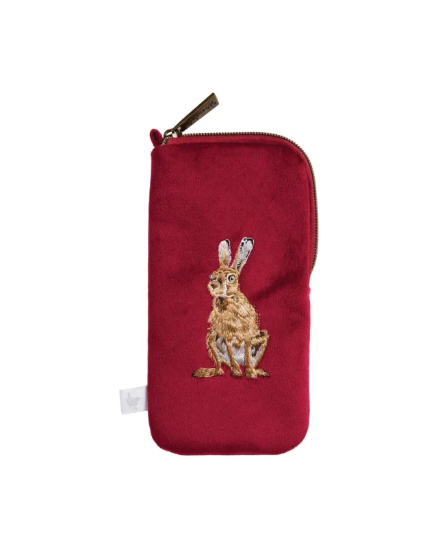 Hasen Brillenetui "Golden Hour" von Wrendale Designs vor einem weißen Hintergrund. Das Etui ist Knallrot. Das Motiv zeigt eine Hasen welcher in die Kamera schaut.