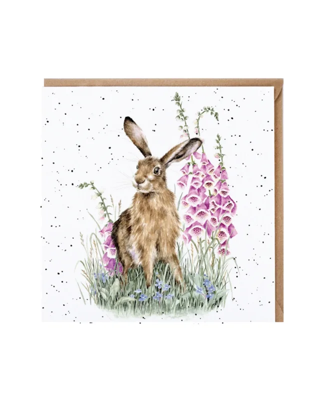 Hasen Grußkarte "The Wild Garden" von Wrendale Designs vor weißen Hintergrund. Das Motiv ist ein Hase in einer Blumenwiese welcher in die Kamera schaut.