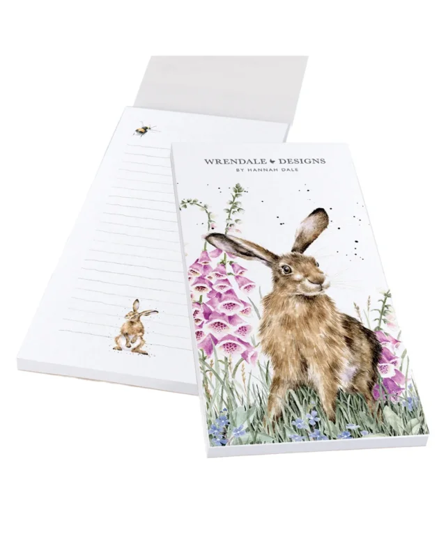 Hasen Notizblock "The WIld Garden" von Wrendale Designs vor weißen Hintergrund. Das Motiv ist ein Hase auf einer Blumenwiese welcher in die Kamera schaut. Die Seiten sind ebenfalls gut erkennbar.