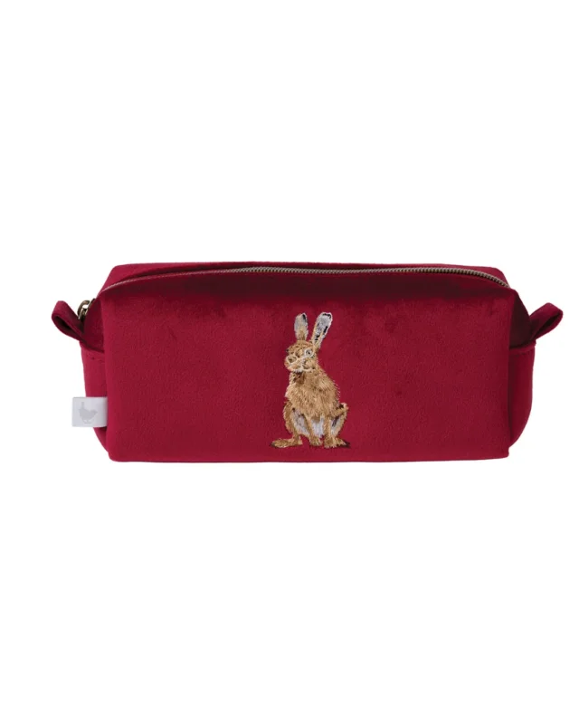 Hasen Pinseltasche "Golden Hour" von Wrendale Designs vor weißen Hintergrund. Die Tasche ist in einem kräftigen Rot und hat einen hellbraunen Hasen als Motiv.