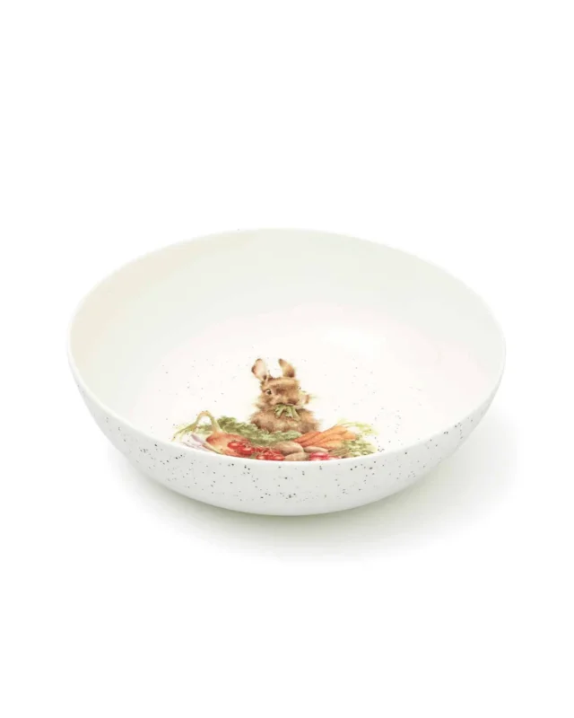 Salatschüssel "Grow your Own" von Wrenddale Designs mit süßen Gemüsehasen Motiv. Die Schüssel liegt auf weißen Hintergund und wurde von der Seite fotografiert.