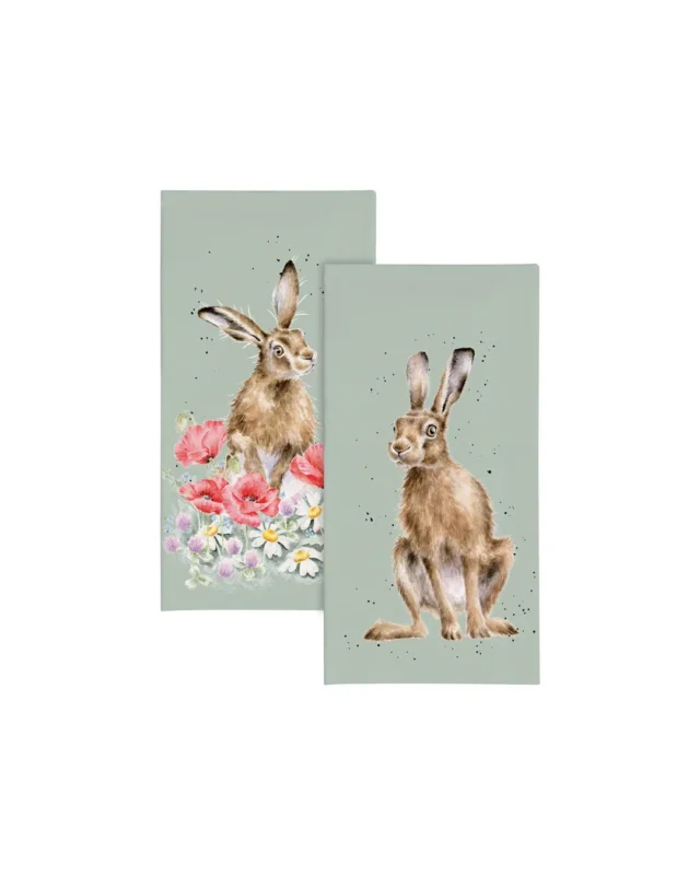 Hasen Taschentücher von Wrendale Designs mit einem Hasen vor bunten Frühlingsblumen auf der Vorderseite und einem Hasen in neutraler Pose auf der Rückseite – beide auf grünem Hintergrund. Darstellung der Taschentücher vor weißem Hintergrund.
