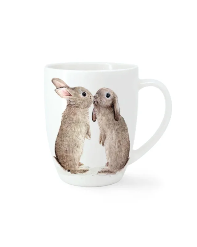 Weiße Porzellantasse Bunny Bliss von Maluu mit zwei sich berührenden Hasen als zartes Aquarellmotiv auf hellem Hintergrund