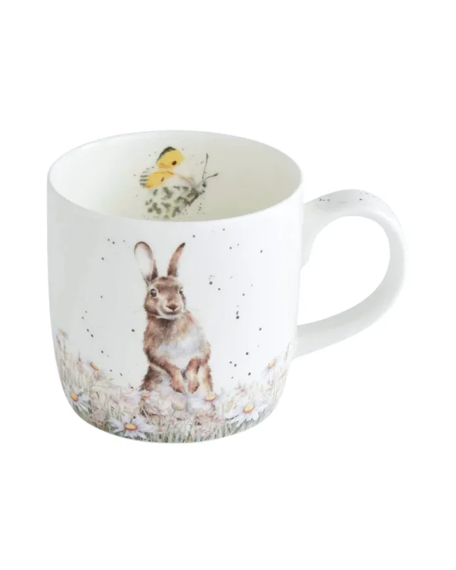 Hasen Tasse von Wrendale Designs auf weißen Hintergrund. Auf der Tassenaußenseite ist ein Hase in einer Blumenwiese zu sehen und auf der Innenseite ein gelber Schmetterling.