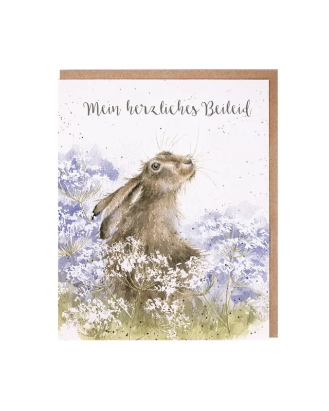 Hasen Trauerkarte von Wrendale Designs vor weißen Hintergrund. Auf Dem Motiv ist ein Hase in einer Wiese zu sehen welcher leicht bedrückt in den Himmel schaut. Oben ist die Aufschrift "mein herzliches Beileid".