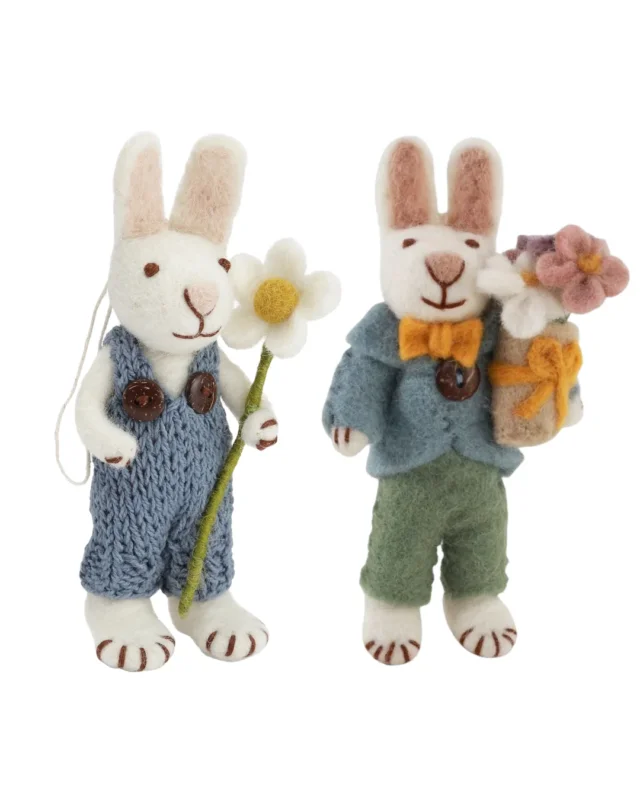 Zwei Hasen mit Blumen als Filzanhänger von Gry & Sif, nebeneinander stehend, einer mit weißer Blume und blauer Latzhose, der andere mit Blumenstrauß und Schleife.