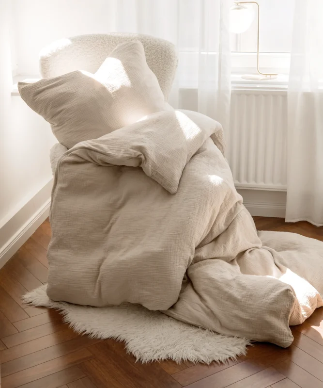Haven Single-Set in Beige mit 1× Musselin-Einzelbettwäsche und 1× Kissenbezug aus der Serie Haven – Detailansicht
