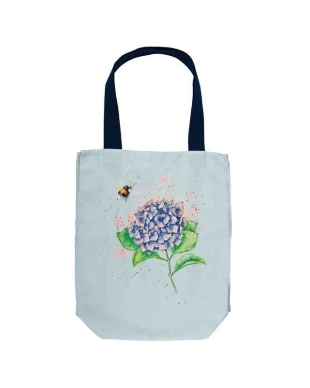 Hellblaue Einkaufstasche von Wrendale Designs vor weißen Hintergrund. Das Motiv ist eine lila Hortensie und eine Biene welche sich der Blume nähert.