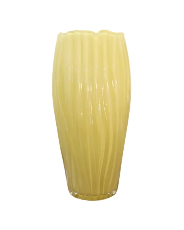 Hellgrüne Blumenvase Besalu von Light & Living auf hellem Hintergrund.
