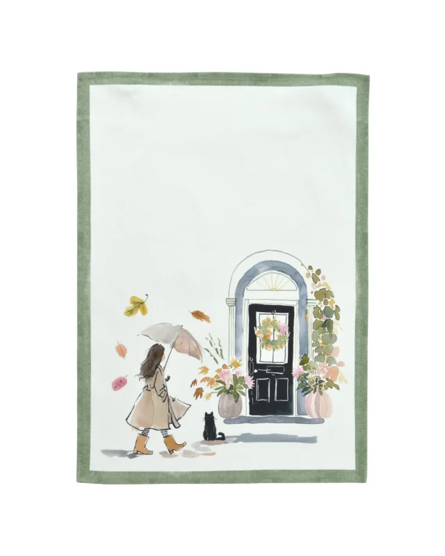 Geschirrtuch "Le Chat Cuisine" von Sander Table + Home mit schwarzer Katze vor herbstlicher Tür, wartend auf Frau mit Schirm in Aquarell Optik.