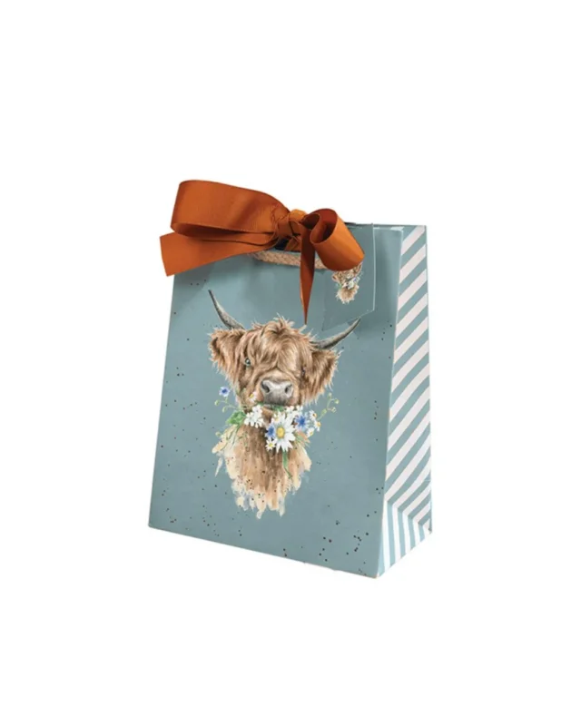 Geschenktasche in der Größe XS mit einer Highland Kuh mit Blumen im Maul als Motiv von Wrendale Designs.