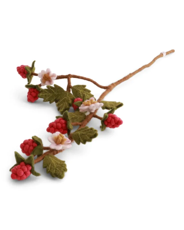 Filzblume "Himbeerzweig" von Gry & Sif vor weißen Hintergrund. Die Himbeeren sind kräftig rot und am Ast hängen viele Blüten.