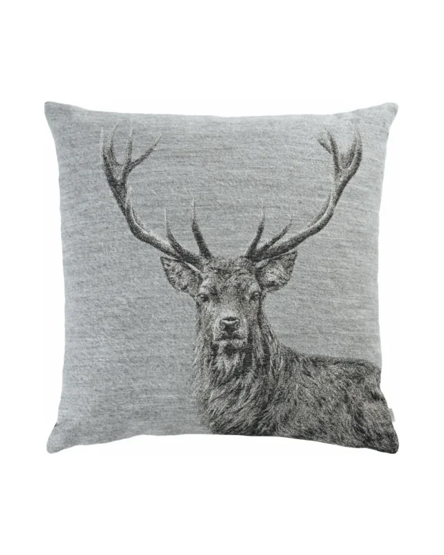 Großes Hirsch Kissen Big Buck von Sander in grau mit gewebtem Hirschmotiv vor weißem Hintergrund.