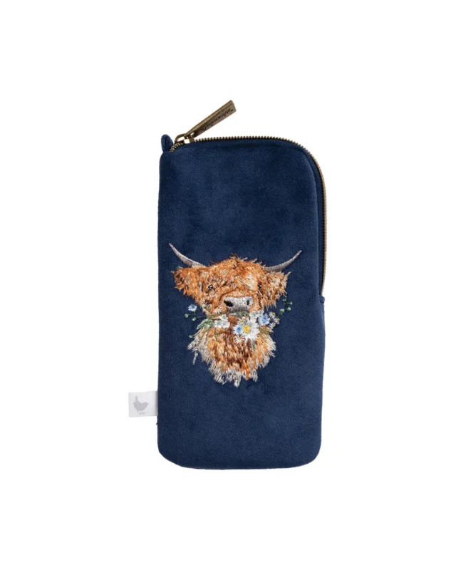 Hochlandkuh Brillenetui "Daisy Coo" von Wrendale Designs vor weißen Hintergrund. Das Motiv zeigt eine Hochlandkuh welche Blumen im Mund hält und in die Kamera schaut.