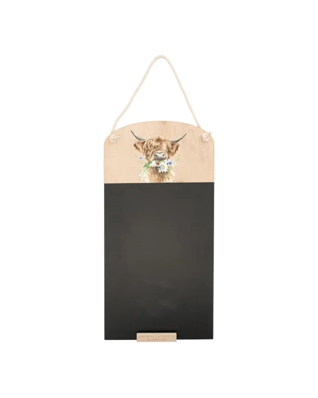 Hochland Kuh Kreidetafel „Daisy Coo“ von Wrendale Designs freigestellt vor weißem Hintergrund, mit schwarzer Schreibfläche, Holzoberteil und Kordel zum Aufhängen.