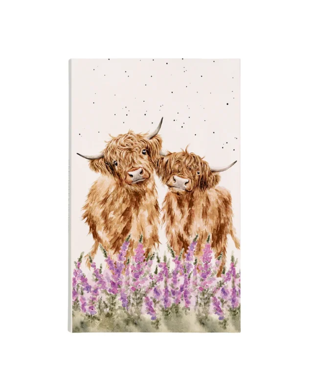 Hochland-Kuh Notizblock „Gentle Giants“ von Wrendale Designs mit Illustration von zwei Hochlandrindern zwischen violetten Blüten vor hellem Hintergrund.