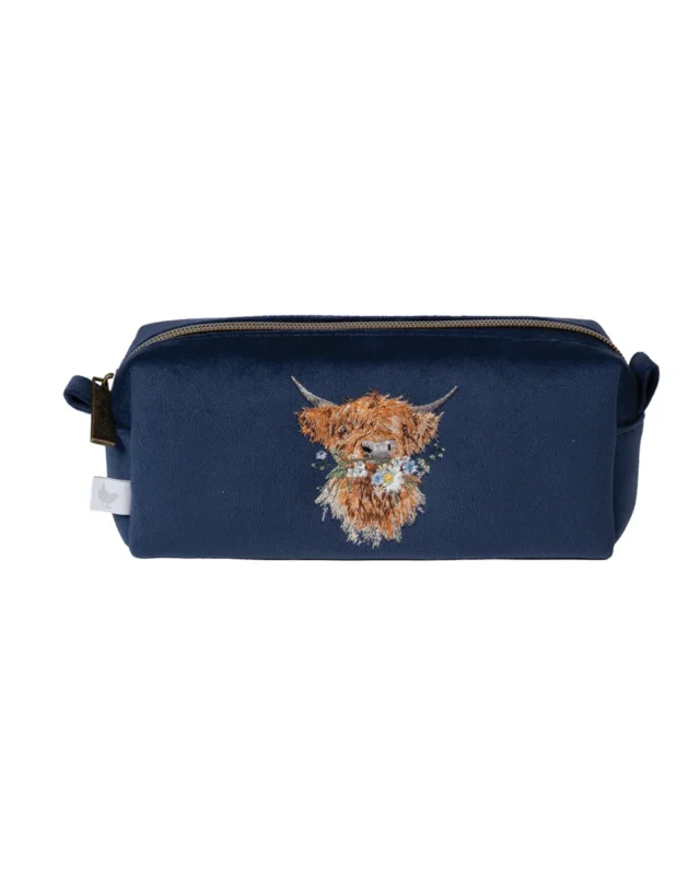 Hochlandkuh Pinseltasche "Daisy Coo" von Wrendale Designs vor weißen Hintergrund. Die Pinseltasche ist dunkelblau mit einer Hochlandkuh welche Blumen im Mund hält.