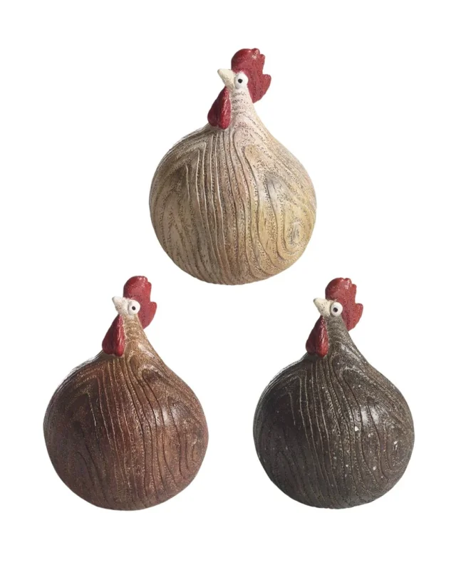 Drei Varianten des Deko-Huhns „Woodie“ von Nääsgränsgården in Beige, Braun und Dunkelbraun vor hellem Hintergrund