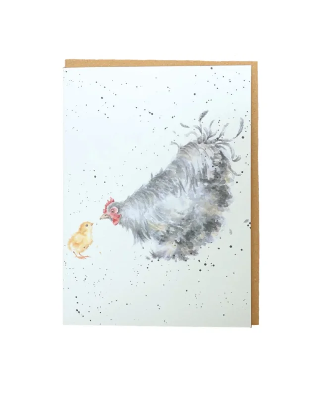 Grußkarte Mother Hen mit einer Henne und ihrem Küken von Wrendale Designs. Die Karte ist im Hochkant-Format mit einer Illustration von Hannah Dale.