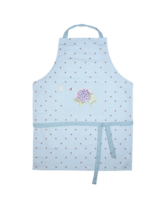 Hellblaue Hummel-Kochschürze von Wrendale Designs vor weißen Hintergrund. Zu sehen Ist eine lilane Hortensie in der Mitte und viele kleinen Bienen drum herum.
