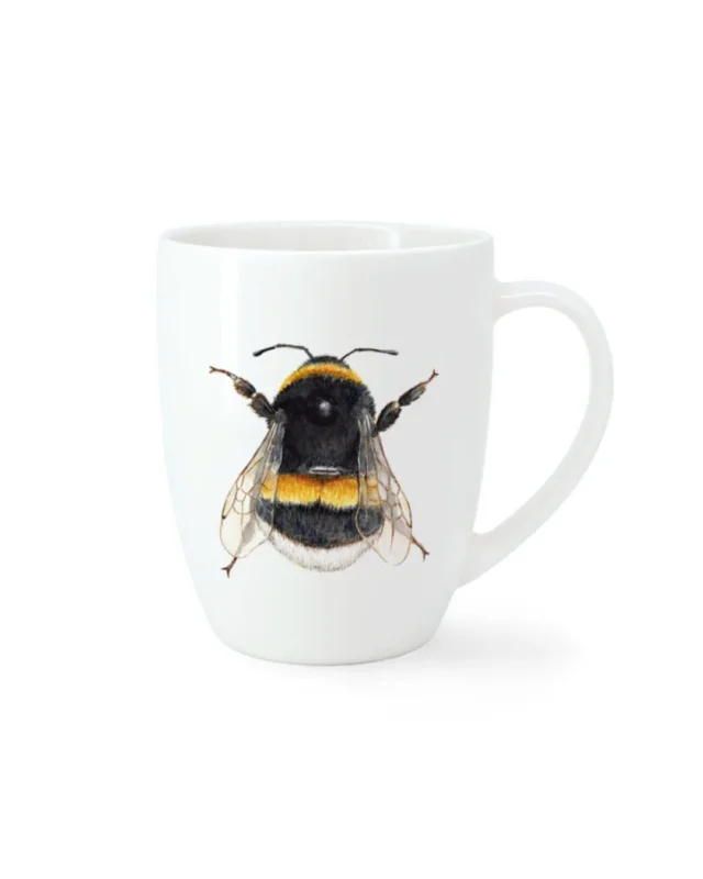 Weiße Porzellantasse Bumble Bee von Maluu mit großer detailreicher Hummelillustration auf der Vorderseite