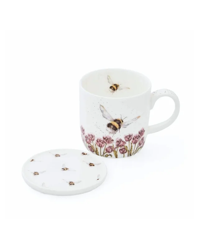 Eine weiße Keramik-Tasse mit Deckel „Hummel & Tulpen“ von Wrendale Designs. Die Tasse zeigt eine summende Hummel inmitten üppiger Tulpen vor einem sanften Hintergrund. Der Henkel ist elegant geschwungen, das Design ist fein und detailliert.