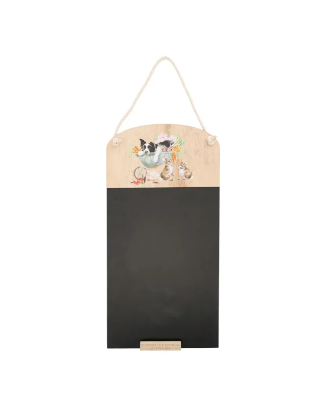 Hunde-Kreidetafel „Sleeping on the Job“ von Wrendale Designs freigestellt vor hellem Hintergrund mit Holzrahmen, Kordelaufhängung und schwarzer Schreibfläche.