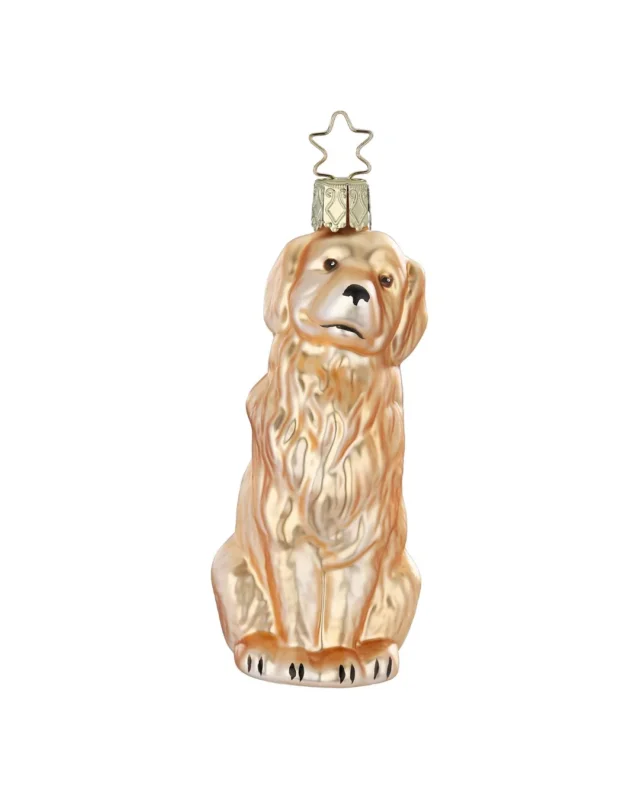 Handgefertigtes Golden Retriever Ornament von Inge Glas. Der detailiert gearbeitete Retriever hat gold-gelbes Fell, sitzt und schaut mit leicht geneigtem Kopf freundlich geradeaus