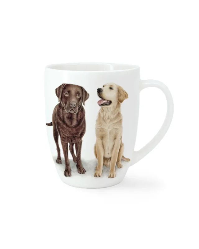 Vorderseite der Hundetasse "Loyal Dog Friends" von Maluu vor weißen Hintergrund. Das Motiv besteht aus 1 braunen und 1 weißen Hund.