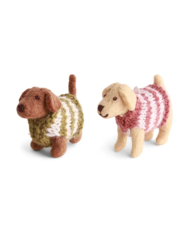 Hunde mit Pullis Filzanhänger von Gry und Sif vor weißen Hintergrund. Die 2 Hunde tragen Strickpullover. Der braune Hunde trägt einen grünen und der weiße einen Pinken.