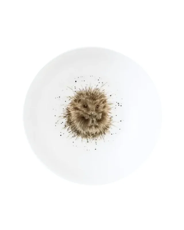 Weißes Igel Schüsselchen "Royal Worchester" aus Porzellan von Wrendale Designs vor weißen Hintergrund. Das Motiv zeigt einen eingerollten Igel welcher in die Kamera schaut.