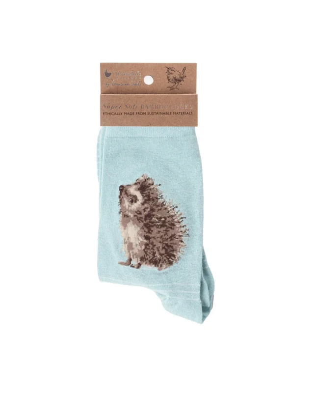 Hellblaue weiche Igel Socken aus Bambusviscose von Wrendale Designs mit der braunen Verpackung vor weißem Hintergrund.