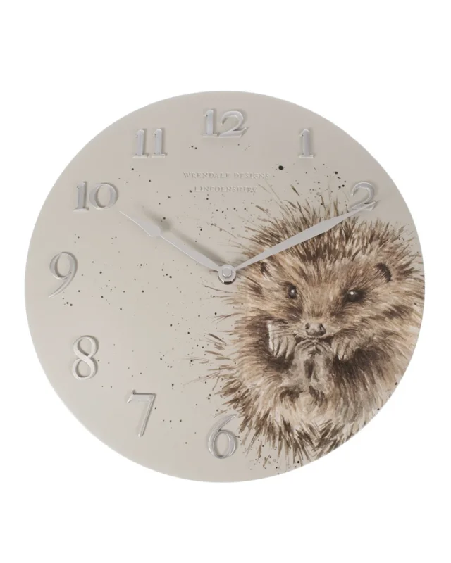 Igel Wanduhr "Awakening" von Grätz Verlag vor weißen Hintergrund. Zu sehen ist ein niedlicher eingerollter Igel mit glänzenden Augen auf einem beigen Hintergrund