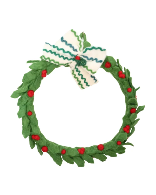 Ilex Filzkranz von Grace & Gloria rund gebunden mit einer weiß-blau-grünen Filzschleife und mit vielen handgefertigten grünen Filzblättern und roten Filzbeeren.
