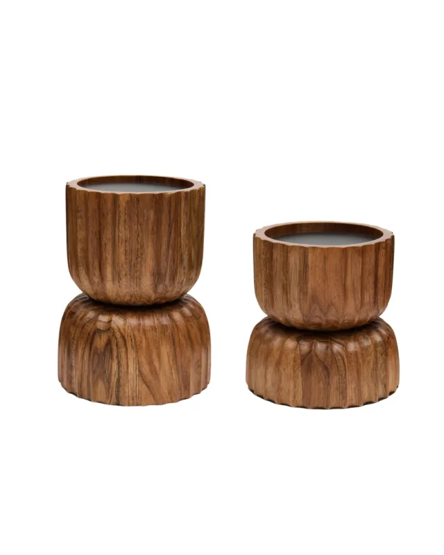Josh Candle Holder Windlichter von Rivièra Maison in den Größen S und L aus Holz vor weißem Hintergrund.
