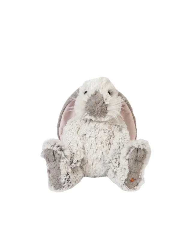 Kuscheltier Hase Junior Rosie in klein von Wrendale Designs auf weißem Hintergrund.