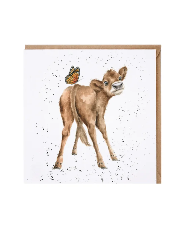 Grußkarte "Flutterly Fabulous" von Wrendale Designs zeigt ein von Hannah Dale illustriertes braunes Kälbchen, welches den Kopf über die Schulter dreht und nach hinten blickt. Auf dem Gesäß des Kälbchens sitzt ein orange-schwarzer Schmetterling.