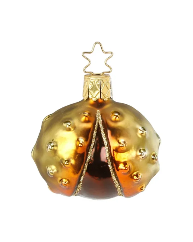 Handgefertigter, in Deutschland hergestellter Kastanienanhänger von Inge Glas mit goldener Kastanienschale und maronenbrauner Kastanie.