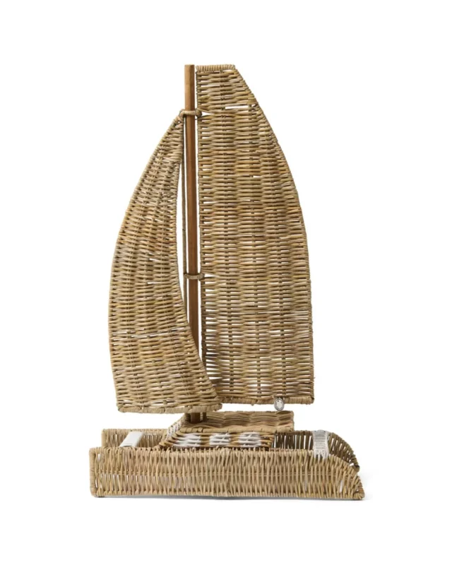 Katamaran "Rustic Rattan Ctamaran Decoration" von Riviera Maison vor weißen Hintergrund. Das Katamaran besteht fast vollständig aus Rattan und hat in der Mitte ein Holzstab an den die 2 Segel gebunden sind.