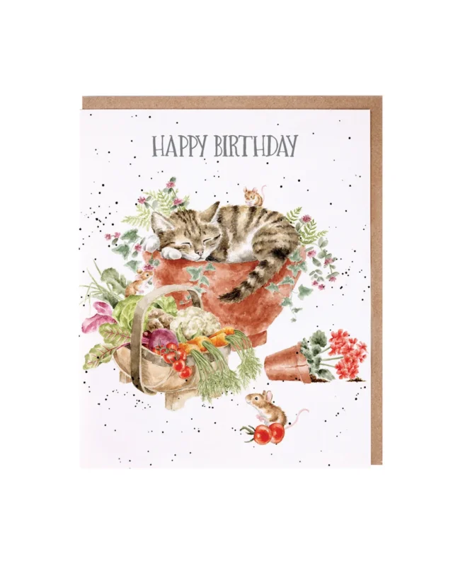 Katzen Grußkarte "Purrrfect Birthday" von Wrendale Designs illustriert von Hannah Dale. Eine braun-grau getigerte Katze liegt schlafend in einem Blumenkübel. Vorm Kübel steht ein Gemüsekorb mit Möhren, Salat, Kohl, Tomaten und weiterem Gemüse. Eine Maus hat sich bereits an den Tomaten bedient, während eine weitere auf der schlafenden Katze sitzt.