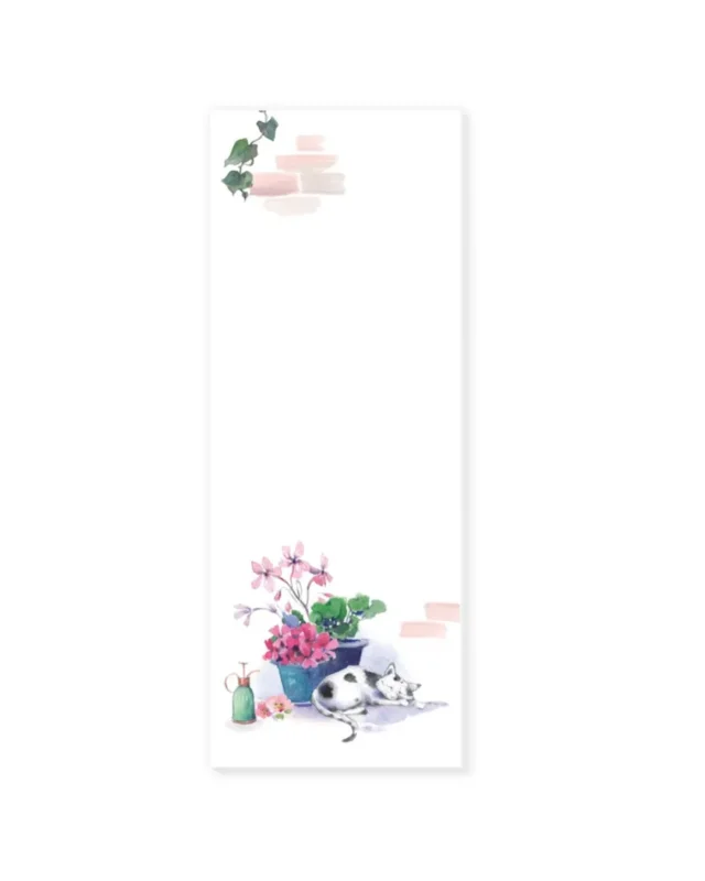 Katzennotizblock "Zeit zum Träumen" von Grätz Verlag vor einem weißen Hintergrund. Das Motiv besteht auf drei Blumentöpfen mit roten und rosafarbenen Blumen und einer schwarz/weißen Katze die daneben schläft.