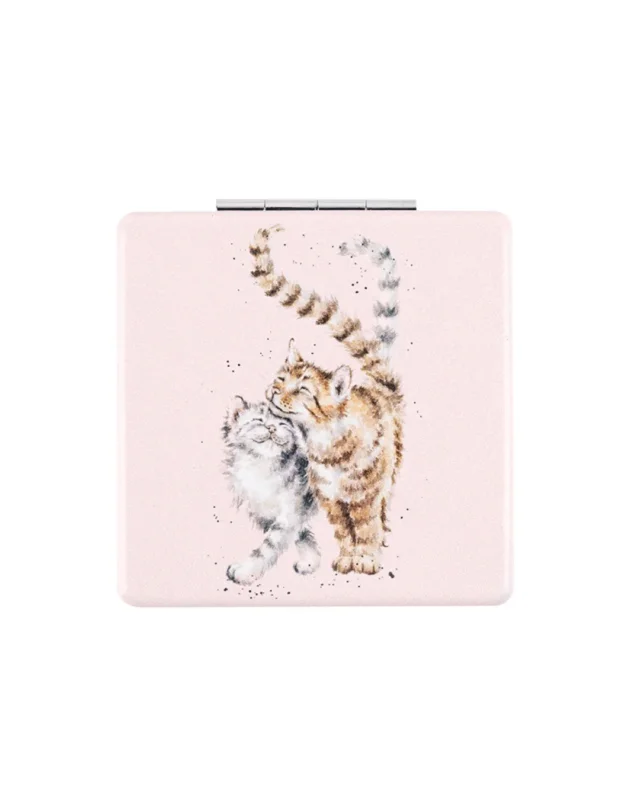 Pinker Katzen Taschenspiegel "Feline Good" von Wrendale Designs vor weißen Hintergrund. Das Motiv zeigt 2 kuschelnde Katzen. Eine Katze ist orange/schwarz gestreift die andere grau/weiß.