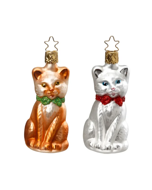 Handgefertigter Katzen Weihnachtsbaumschmuck von Inge Glas aus Deutschland in zwei Farben. Links die orangefarbene Katze sitzend mit grüner Schleife um den Hals in rechts die weiße Katze sitzend mit roter Schleife um den Hals.