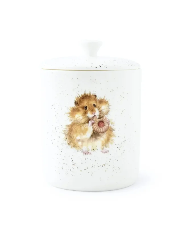 Frontansicht der Hamster Keksdose "Royal Worchester" aus Porzellan von Wrendale Designs vor weißen Hintergrund. Das Motiv zeigt einen kleinen süßen Hamster welcher an einem Keks knabbert.