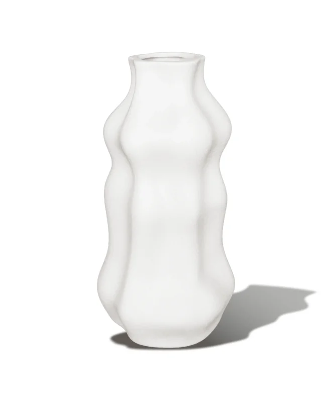 Schmale Keramikvase mit weich gewellter Silhouette – sana collection von 7 O'CLOCK