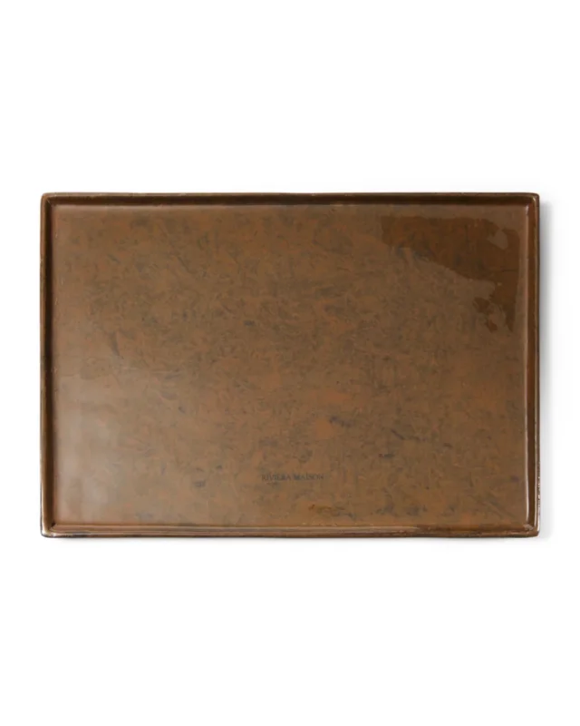 Keramiktablett Ambre Tray Forest Brown von Rivièra Maison in erdigem Braunton vor weißem Hintergrund.