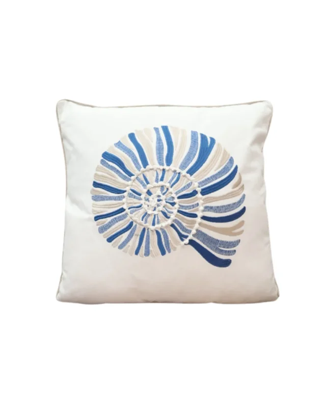 Dekokissen Nautilus Muschel von J-Line mit Muschelmotiv in Blau- und Weißtönen auf hellem Hintergrund.