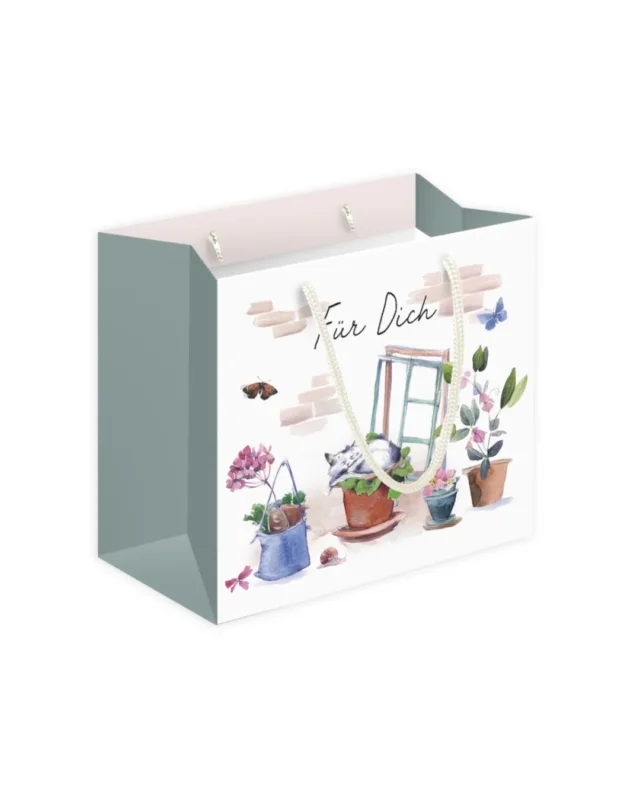 Kleine Katzen Geschenktasche "Zeit zum Träumen" von Grätz Verlag vor weißen Hintergrund. Das Motiv der Tasche besteht aus einer vor einem Haus Schlafende Katze umgeben von Blumentöpfen und Vögeln.